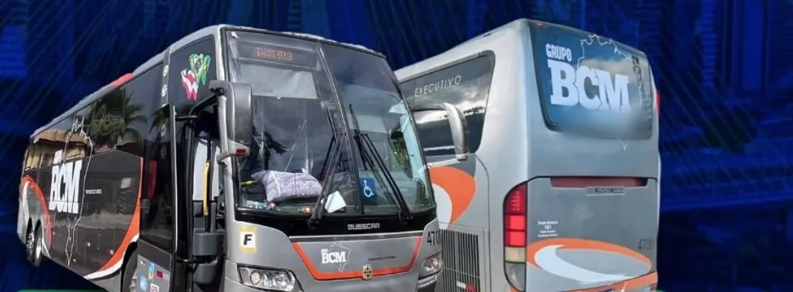 Dois ônibus executivos da frota do Grupo BCM, com a identidade visual do grupo na carroceria