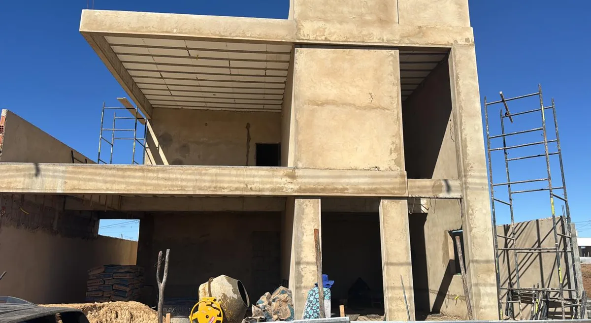 Residência em construção pelo Grupo BCM, com estrutura de concreto, andaimes e canteiro montado