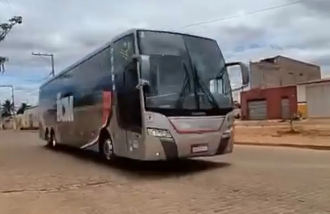 Ônibus do Grupo BCM circulando em via de município do interior da Bahia